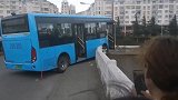 云南大理3车相撞致2人受伤：公交车撞破桥栏 车头悬空险些坠河