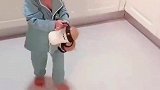 生了个龙凤胎，早出生一分钟的哥哥就成了仆人一样