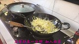 豆芽白菜粉条汤，冬天吃了非常暖身，感觉就像吃了顿火锅一样