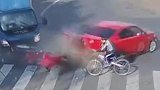 生死就在一瞬间，轿车与货车相撞，骑车男子真幸运