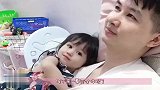 宝爸带孩子仨逛街，接下来一幕闺女和儿子的不同待遇，忍不住笑了
