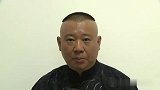 不穿衣服跑步还等红灯，笑死个人咧，这人没脑子么