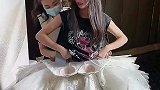 美女换衣服，原来是这么换的