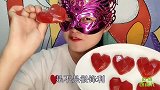 小姐姐吃创意“钻石爱心橡皮糖”
