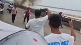 钱塘江浪潮来袭，这群人不跑还搁这拍呢