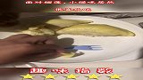 面对榴莲，小猫咪居然很喜欢吃