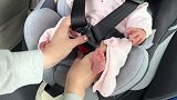 妈妈把宝宝绑在安全座椅里绑的时候乖乖的，一绑好就哇哇，好萌啊