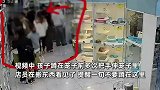 孩子摸宠物店笼子里的宠物，店员贴心提醒劝离，家长愤怒辱骂出手