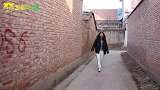 小雪向媒人打听小苗的情况，媒人知道这事吗？他是咋回答小雪的？
