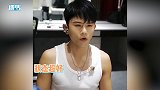 张杰化妆间练唱《竹》，好听程度不输演唱会，穿白色背心线条明显