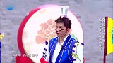 王祖蓝钻进板车，不料头顶的水几乎撒光