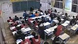 上着晚自习男生睡着迷迷糊糊爬起来，惊呆同学