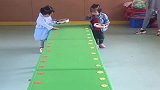 幼儿园小朋友比赛拼手速，本以为左边小女孩稳赢，结果好意外呀