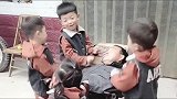 龙凤四胞胎爷爷干活回家后的待遇，看来爷爷没有白疼这些小家伙