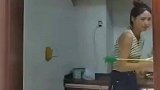 四个菜都是鱼，男子见状双手不停颤抖