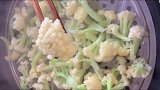 炒花菜时,最忌焯水或直接炒了,教你一招,鲜嫩入味,营养不流失
