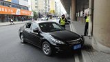 轿车作死横穿马路，侥幸躲过货车，谁知更揪心的一幕还在后面