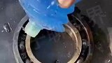 两种黄油涂在轴承上，效果显而易见，便宜和贵的区别