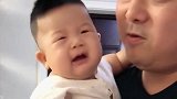 这一看就是亲生的，小宝宝和爸爸的表情好像，基因真是强大啊！