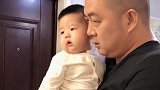 这一看就是亲生的，小宝宝和爸爸的表情好像，基因真是强大啊！