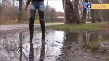 小姐姐穿这双长靴子是防水的吧，看看过浅水玩玩水能行吗？
