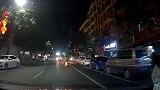 一个不看后视镜一个不看路，心真大啊