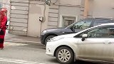 国外恶搞合集，土豪炫耀，被腾空而起的雕像比了下去