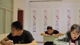 小伙考试捣蛋，一会烧男同学小抄，一会拽女同学耳机