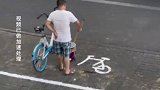 男子单手寥寥数笔，轻松画出停车位