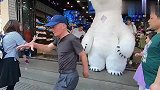 旅游vlog：3岁萌娃跟70岁爷爷斗舞，结果萌娃竟然赢了
