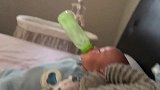 小宝宝喝奶，睡着直接悬空叼着奶瓶不撒嘴，这功力堪称武林高手啊