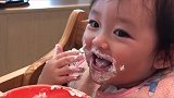 萌娃吃蛋糕，满嘴都是奶油