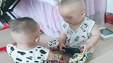 双胞胎兄弟又开仗了，看这厉害的铁头功，我笑到肚子疼！