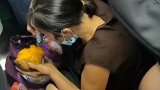 女子地铁上用刀削芒果吃 网友：我想问她刀子怎么带上来
