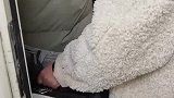 大学生坐火车返乡，被挤厕所站两小时