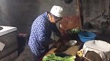 重庆山村80岁的老奶奶，烧火做饭样样来，好羡慕