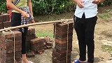 原来这石头只绑着两块砖头啊？