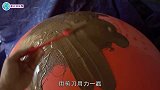 用气球制作超大巧克力球，将气球戳破后，小哥急得直跺脚