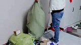 快递小哥问我，天天买那么多东西不花钱吗我沉默了