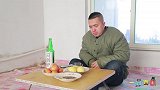 农村小伙为躲债把电话停机，没想美女主动充500元，把小伙坑了