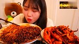小美女吃火鸡面，配上炸大肠，让人眼馋