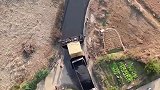 现场实拍，从飞行视角看看这路铺的怎么样