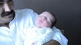 新生宝宝在爸爸怀中睡着了！小手小脚的好可爱啊
