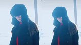 冬日女神！Baby戴超大雷锋帽玩转时髦 雪肤红唇浅笑超迷人