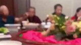 大爷夹了一片柠檬沾芥末，结果酸到面目扭曲还坚持咽下
