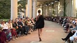 国外露天秀场，美女外衣侧漏，真是走在时尚的前沿！