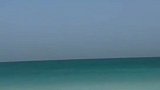 37岁贝尔在海边秀球技八块腹肌