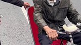 大爷将行李箱改成代步车