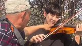 四川成都：公园六旬大爷现场指导小伙摆拍，成片氛围感拉满