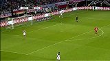 世界杯-14年-热身赛-德国队金特尔防守中被对手直接推过广告牌-花絮